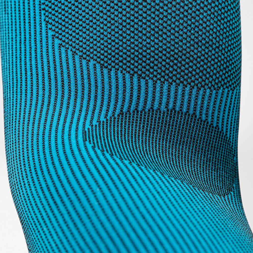 Zone di compressione dei dettagli della manica del braccio Vista dettagliata gomito all'interno con un corso a maglia della manica a compressione per il braccio