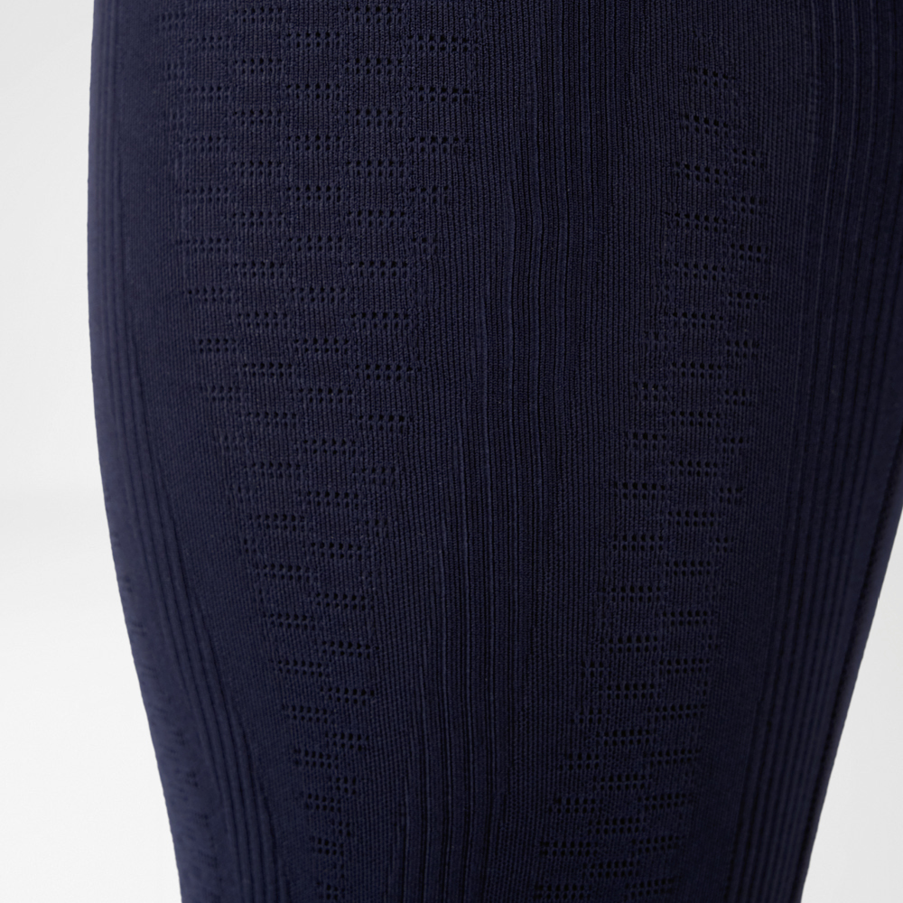 Primo piano dei pantaloni a compressione con punti di forza 3D e tecnologia di compressione mirata.