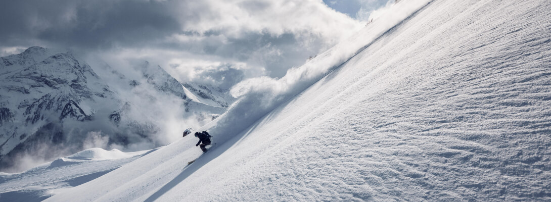 Skifahrer auf steiler Piste bei Abfahrtsski