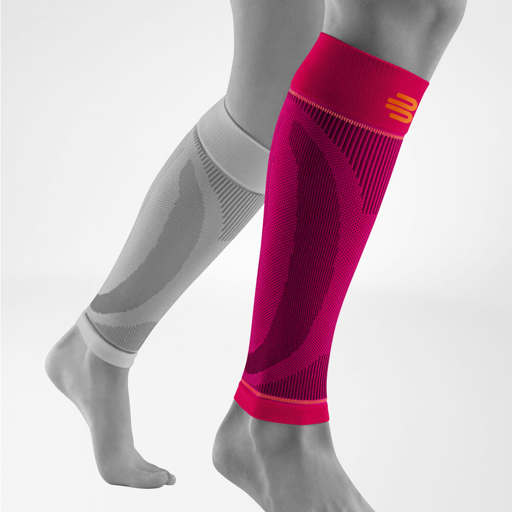 Vista completa delle maniche sportive con gambe inferiori rosa sulla gamba grigia stilizzata